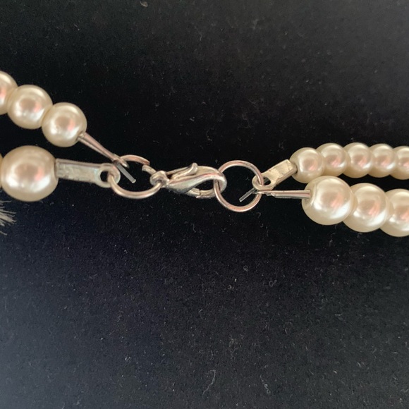 Double strand Pearl Necklace with Flower Brooch - Picture 4 of 4